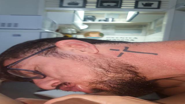 Tomando leitinho da fonte