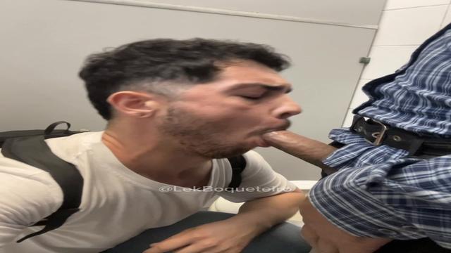 Tomando porra no banheiro público