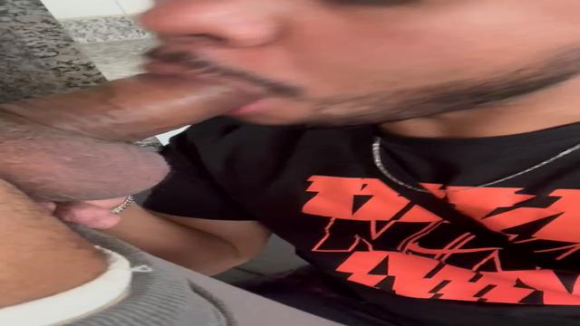 Uma mamada rápida no banheirao