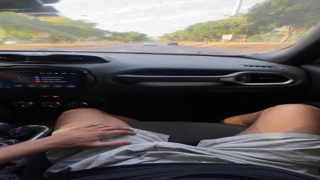 O Uber nunca resiste quando pego no pau! Não deu outra, bateu uma pra mim!