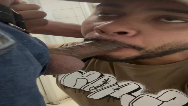 Casado ganhando uma mamada no banheirao do terminal ...