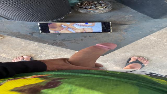 Gozei no quintal com toda família dentro de casa. 