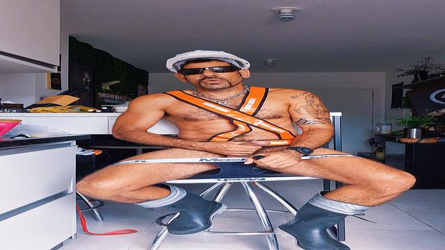 DROPBOY se exibindo numa gloriosa Punheta 