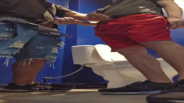 366 - Novinho me leitou no banheiro da faculdade