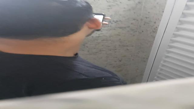 Fui no mercado e peguei esse cara batendo uma 