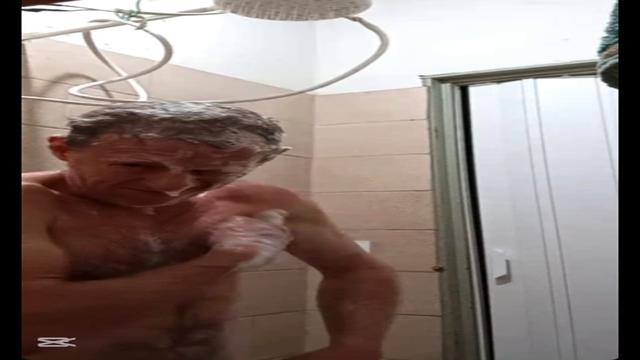 Banho gostoso e inédito com o aposentado de 70 anos peludinho é branquinho delícia 