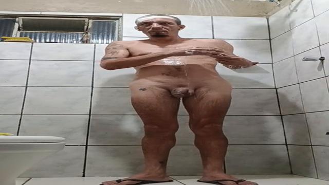 Tomando banho e depilando PARTE 2