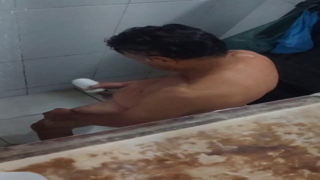 Caminhoneiro punhetando durante o banho