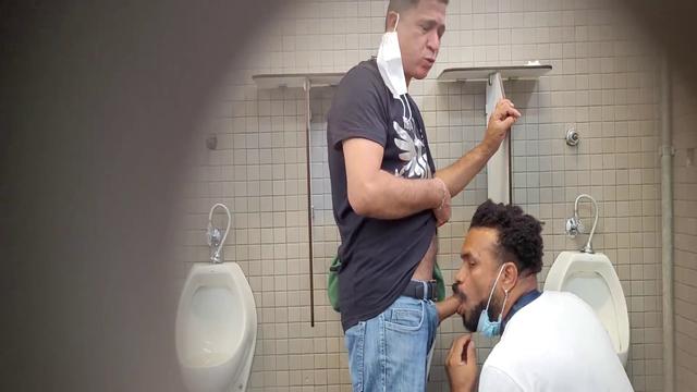 Negão da boca macia, mamou e ofereceu o cu