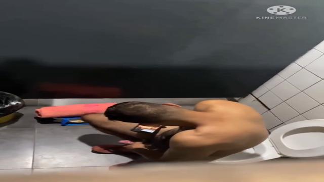Moreno gostoso batendo uma no banheiro da facul