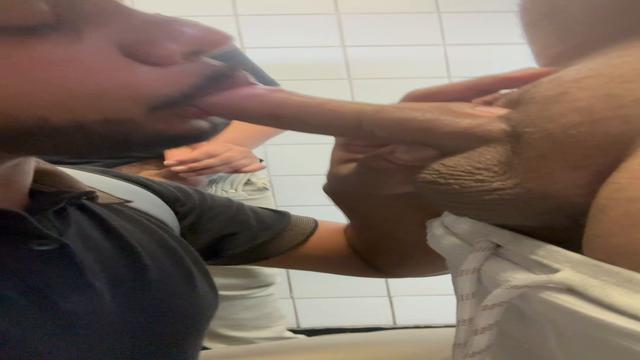 Tomando leitinho no banheirao 