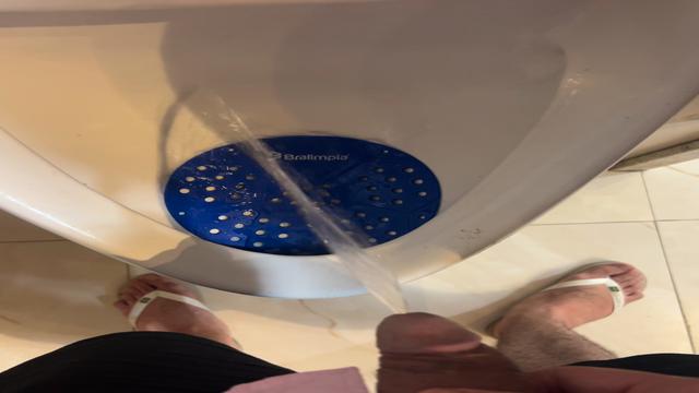 Mijada em banheiro público 