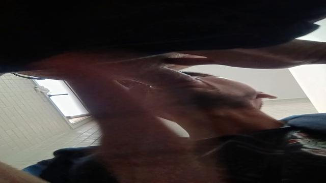 Aprendiz dando um trato na rola do daddy safado