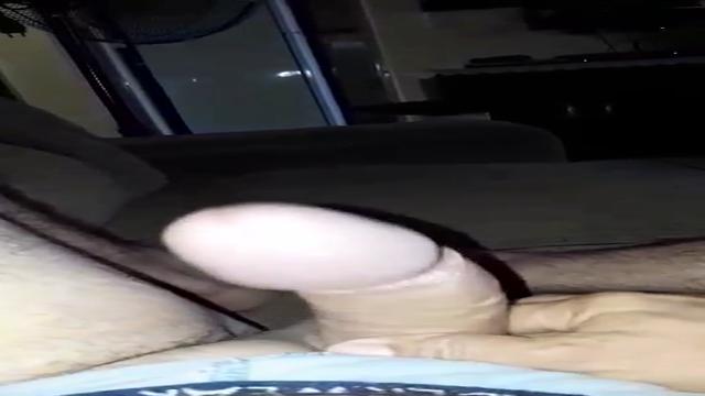 Vovô batendo uma no sofá antes de meter 
