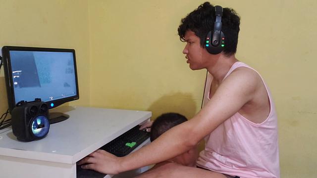 Recebendo uma boquete enquanto jogo