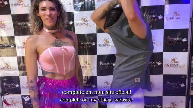 Vejam essa Entrevista de carnaval no Prezotte´s House, a travesti do pau grande Sabrina Prezotte faz deliciosas perguntas ao seu convidado Hisak, mais uma sacanagem gostosa na casa trans mais quente do mundo.