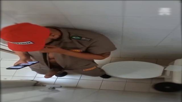 Frentista gostoso aliviando a mangueira 