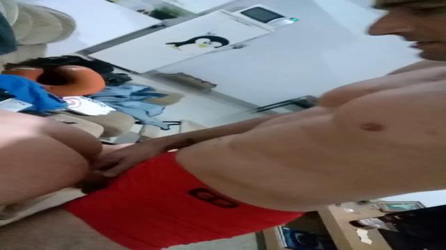 Comendo a amiga usando aliança 