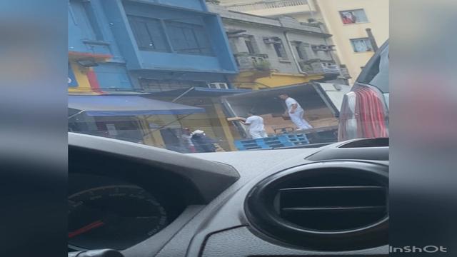 Dando leite dentro do carro 