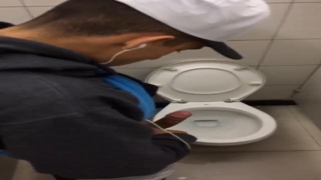 Flagrei o puto batendo uma no banheiro