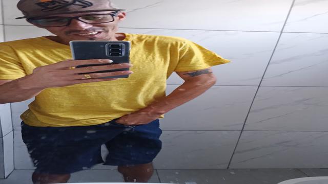 No banheiro da festa da amiga. 