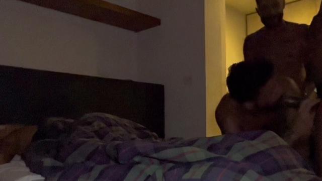 Dando aos primos enquanto minha irmã bêbada dorme ao lado, leitada de ambos no cu. .parte 1final 