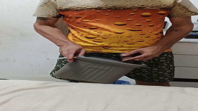 Mijando a noite no balde com preguiça de ir no banheiro. 