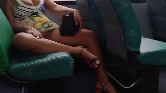 Me exibi no ônibus e corno melou a cueca 