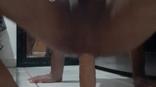 Sofrendo e gemendo com o cuzão arrombado