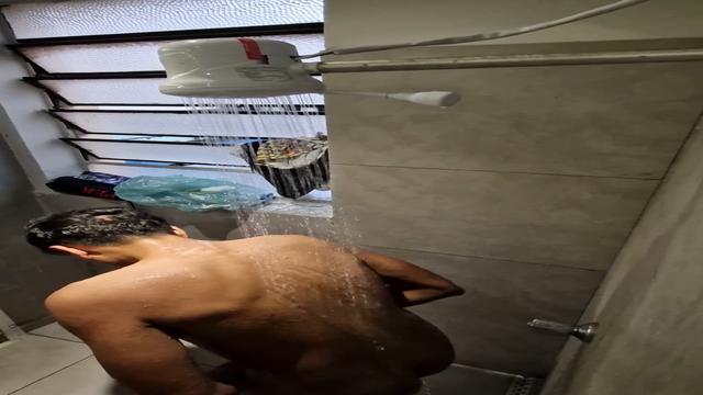 Punheta no banho da academia