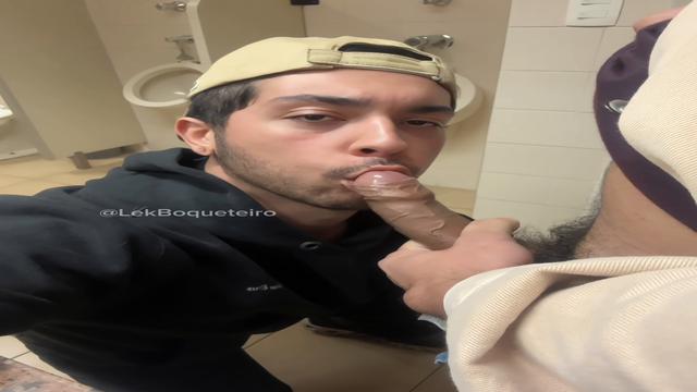 me reconheceu no banheiro e pediu uma mamada