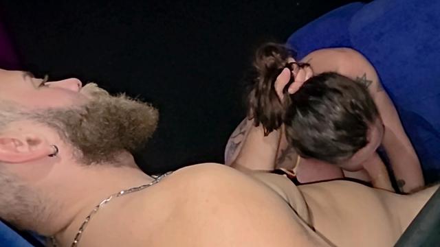 Aquela mamada no cine porno