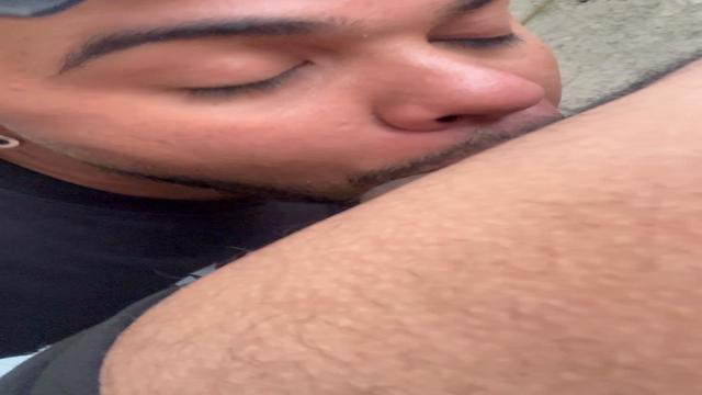 Uma mamadinha rápido no puto casado no meio do mato