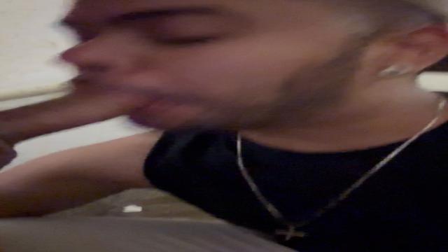 Tomando leite do novinho nas escadas do shopping 