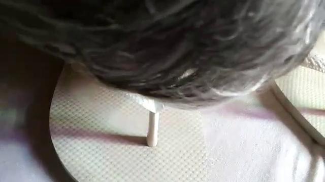 Puta velha servindo macho