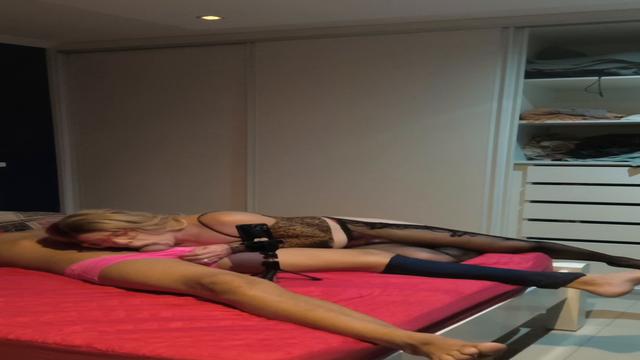 Engolindo 24 cm do novinho pauzudo 