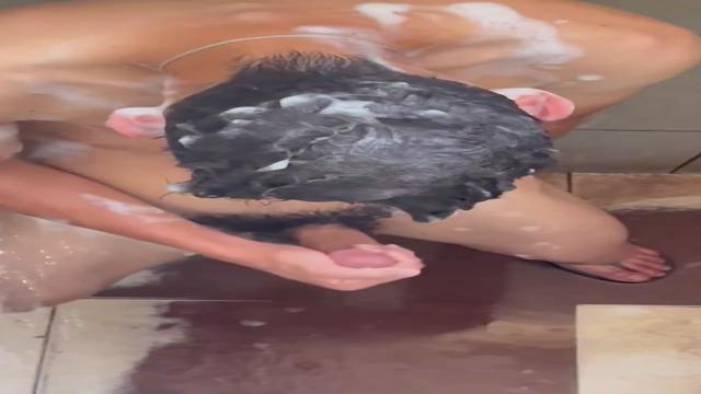 Dotado batendo uma no banho até gozar 
