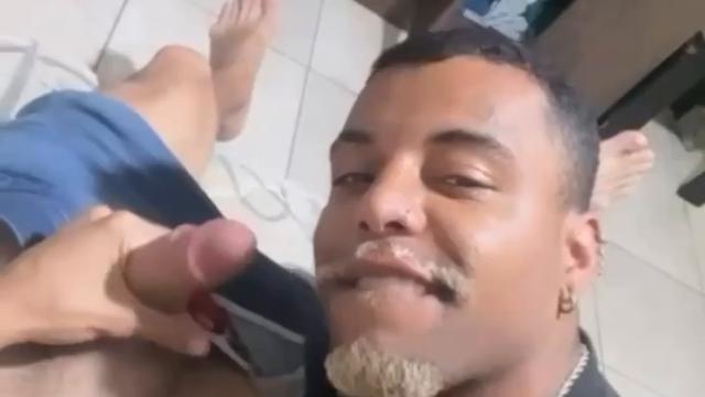 Não aguentei e gozei na cara do mulk