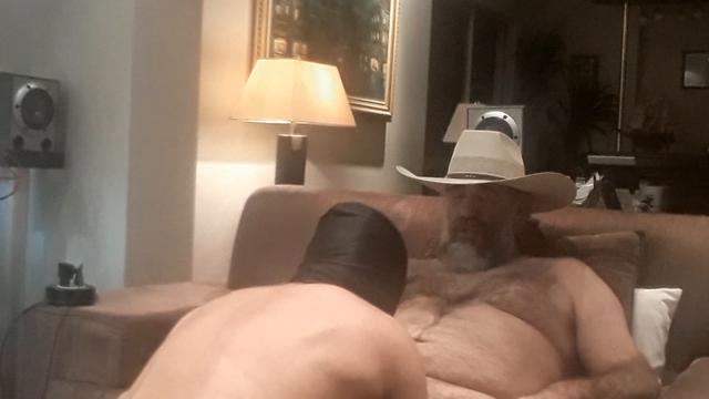 TOMANDO NA BOCA E NO RABO