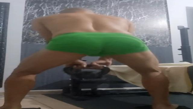 Malhando o rabo pra sentar gostoso