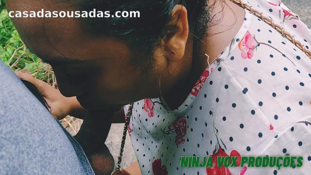 Levei um safadinha pra fuder próximo da cachoeira e botei de quatro pra mamar na pica 