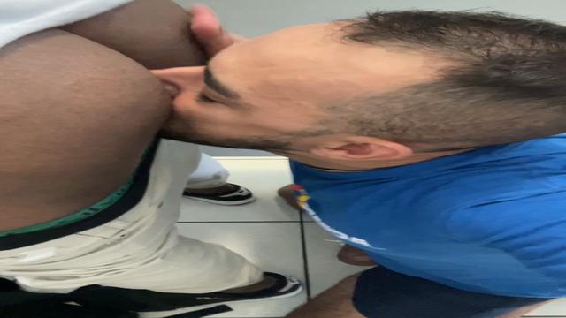 BANHEIRÃO - ANTES DE IR EMBORA MAIS UM MACHO ME CHAMOU