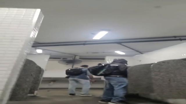 Muita mamada dos machos nesse banheirão