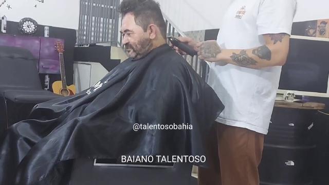 HJ LEVEI O PAPAI PEDREIRO PRA CORTAR O CABELO E FAZE...