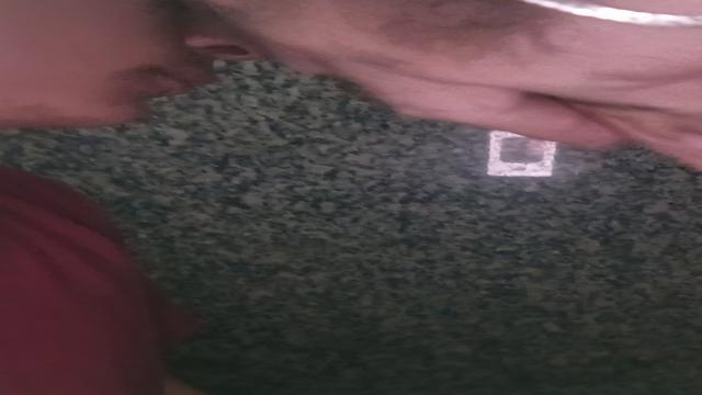 Ganhei leite de dois desconhecidos no banheiro público 