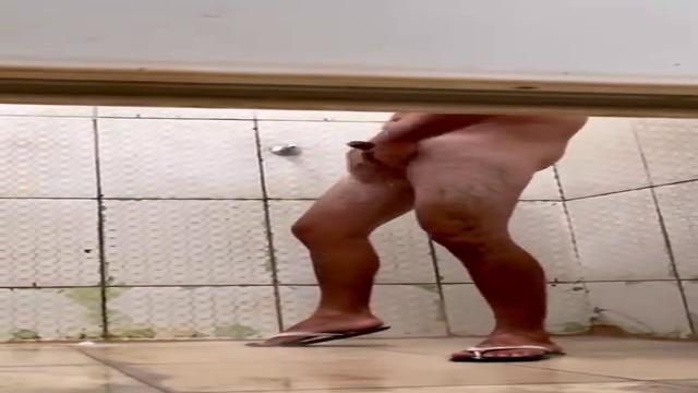 Caminhoneiro no banho