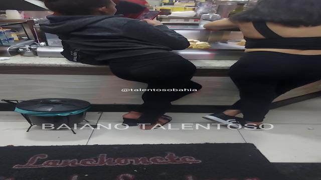 COROA EXITADÃO OLHANDO PRAS GATINHAS NA LACHONETE DE...