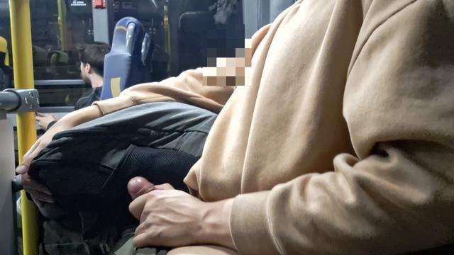 Gozando para o carinha do ônibus 