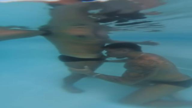 Fudendo na piscina
