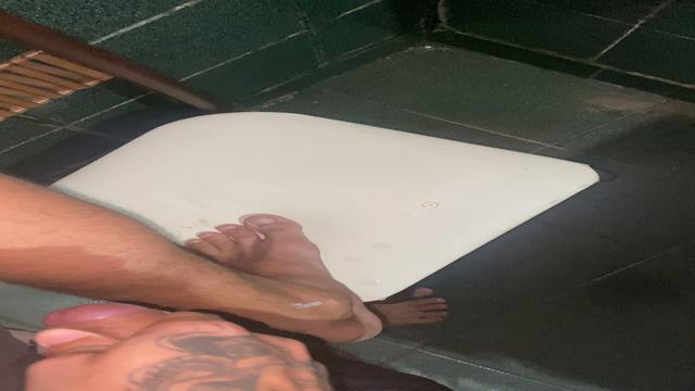 Dando aquela gozada no meu pé